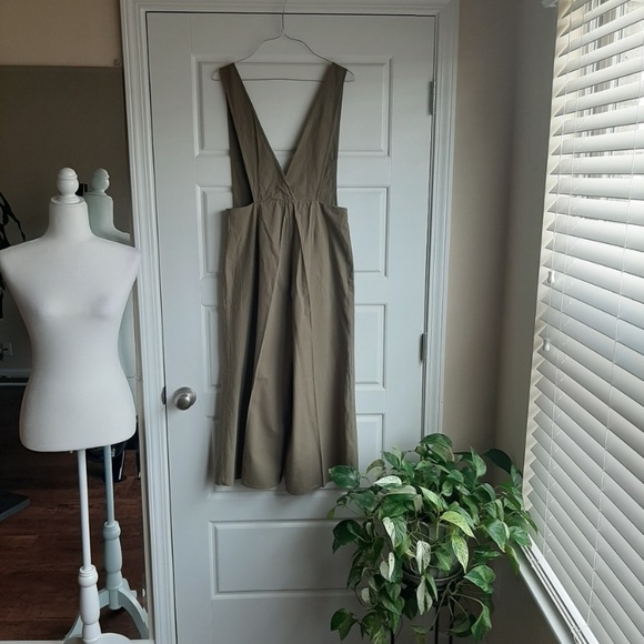 Olive Green Deep V-Neck Cropped Jumpsuit - Picture 6 of 7
